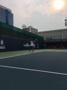 DAIKEI MILLS中村氏のテニスプレイ写真